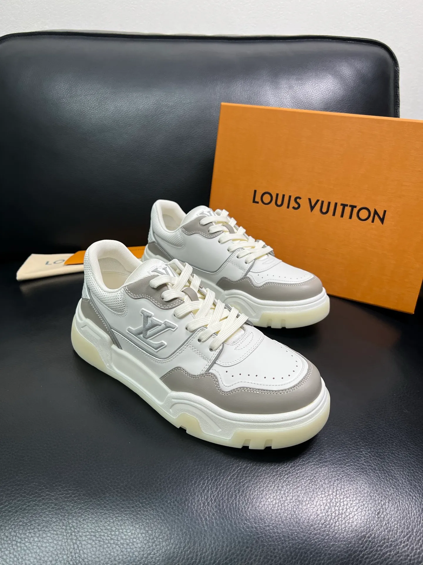 Men's shoes 💰900 Lv top purchase Louis Vuitton, counter synchronization, uppers imported from Italy cowhide, imported mesh padding soft and comfortable, soles: original soles specially provided by the original factory, T men's shoes 💰U exclusive movable molded soles super comfortable, original factory and single goods, high quality, welcome to compare, code number 38-44 (customized 45) 85883